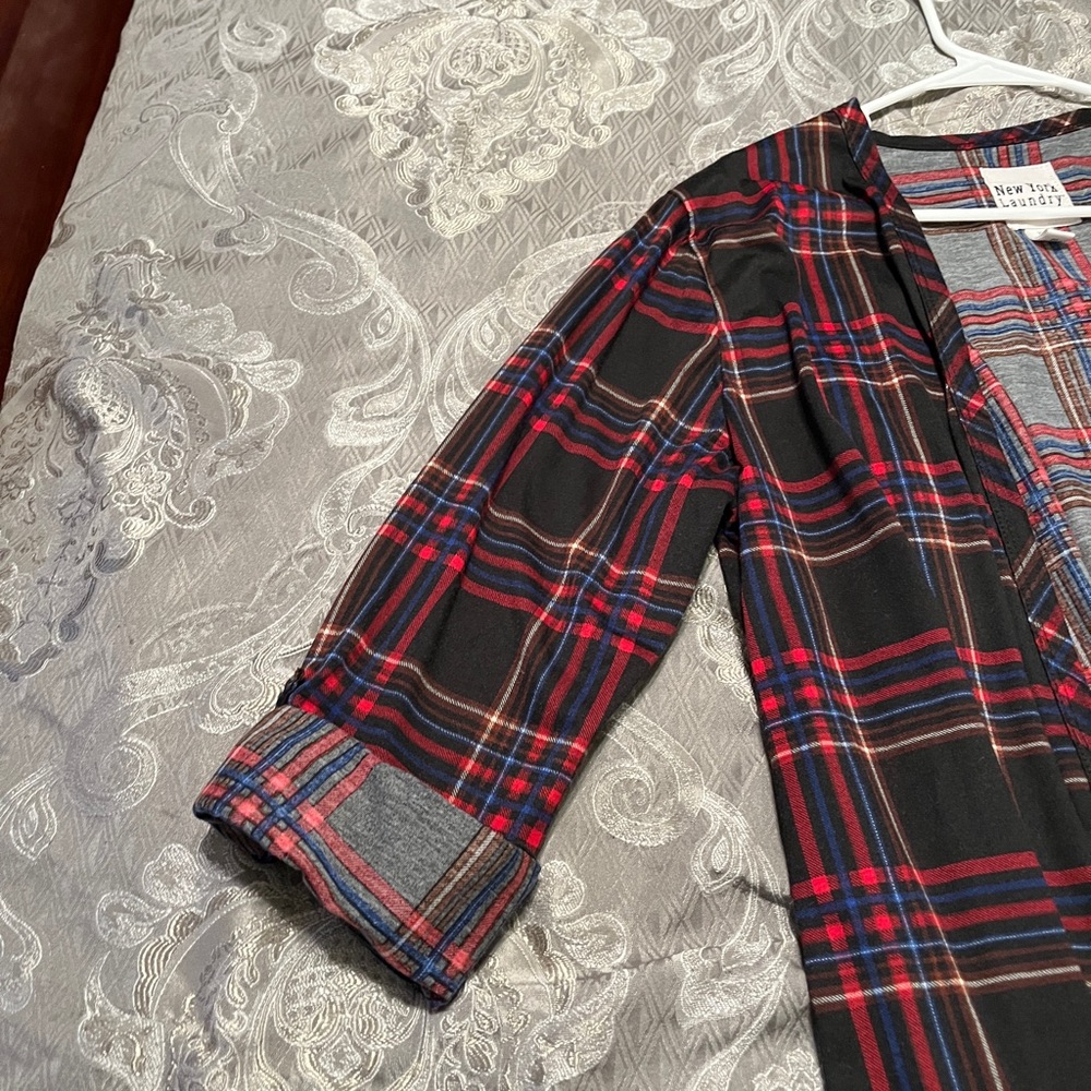 Black and red plaid cardigan - Picture 3 of 7